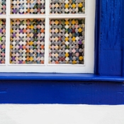 <i class="fa-regular fa-image orange1"></i> Detalhe de janela (Tiradentes, Minas Gerais, Brasil). / <em>Window detail (Tiradentes, Minas Gerais, Brazil).</em> Edu Moreira - Portas e Janelas - Brasil, MG, Tiradentes