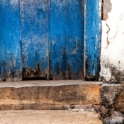 <i class="fa-regular fa-image orange1"></i> Detalhe de porta (Tiradentes, Minas Gerais, Brasil). / <em>Door detail (Tiradentes, Minas Gerais, Brazil).</em> Edu Moreira - Portas e Janelas - Brasil, MG, Tiradentes
