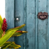 <i class="fa-regular fa-image orange1"></i> Detalhe de porta (Paraty, Rio de Janeiro, Brasil). / <em>Door detail (Paraty, Rio de Janeiro, Brazil).</em> Edu Moreira - Portas e Janelas - Brasil, RJ, Paraty