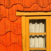 <i class="fa-regular fa-image orange1"></i> Detalhe de janela na cidade de Castro (Ilha Grande de Chiloé, Arquipélogo Chiloé, Chile). / <em>Window detail in the city of Castro (Chiloé Island, Chiloé Archipelago, Chile).</em> Edu Moreira - Chile, Arquipélago Castro Chiloé