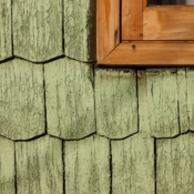 <i class="fa-regular fa-image orange1"></i> Detalhe de janela na cidade de Castro (Ilha Grande de Chiloé, Arquipélogo Chiloé, Chile). / <em>Window detail in the city of Castro (Chiloé Island, Chiloé Archipelago, Chile).</em> Edu Moreira - Portas e Janelas - Chile, Arquipélago Castro Chiloé