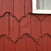 <i class="fa-regular fa-image orange1"></i> Detalhe de janela na cidade de Castro (Ilha Grande de Chiloé, Arquipélogo Chiloé, Chile). / <em>Window detail in the city of Castro (Chiloé Island, Chiloé Archipelago, Chile).</em> Edu Moreira - Chile, Arquipélago Castro Chiloé
