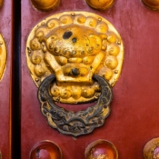 <i class="fa-regular fa-image orange1"></i> Detalhe de porta do Templo do Céu (Pequim, China). / <em>Door detail of the Temple of Heaven (Beijing, China).</em> Edu Moreira - Portas e Janelas - China, Pequim - Templo do Céu