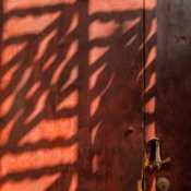 <i class="fa-regular fa-image orange1"></i> Sombra sobre janela (Suzhou, Jiangsu, China). / <em>Shadow over window (Suzhou, Jiangsu, China).</em> Edu Moreira - Portas e Janelas - China, Jiangsu, Suzhou