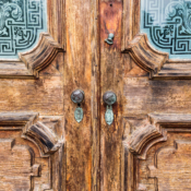 <i class="fa-regular fa-image orange1"></i> Detalhe de porta (Charleston, Carolina do Sul, EUA). / <em>Door detail (Charleston, South Carolina, USA).</em> Edu Moreira - EUA, Carolina do Sul, Charleston