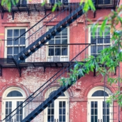 <i class="fa-regular fa-image orange1"></i> Escadas e janelas na cidade de Nova Iorque (Nova Iorque, EUA). / <em>Escadas e janelas na cidade de Nova Iorque (Nova Iorque, EUA)</em> Edu Moreira - Portas e Janelas - EUA, Nova Iorque