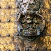 <i class="fa-regular fa-image orange1"></i> Detalhe de porta de mesquita (Córdoba, Espanha). / <em>Mosque door detail (Córdoba, Spain).</em> Edu Moreira - Portas e Janelas - Espanha, Córdoba
