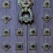 <i class="fa-regular fa-image orange1"></i> Detalhe de porta (Santiago de Compostela, Corunha, Espanha). / <em>Door detail (Santiago de Compostela, Corunha, Spain).</em> Edu Moreira - Portas e Janelas - Espanha, Corunha, Santiago de Compostela