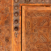 <i class="fa-regular fa-image orange1"></i> Detalhe de porta de um dos Palacios Nazaries em Alhambra, complexo palaciano e fortaleza do século XIV (Granada, Espanha). / <em>Door detail of one of the Palacios Nazaries in Alhambra, palatial complex and fortress of the fourteenth century (Granada, Spain).</em> Edu Moreira - Espanha, Granada, Palacios Nazaries