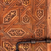 <i class="fa-regular fa-image orange1"></i> Detalhe de porta de um dos Palacios Nazaries em Alhambra, complexo palaciano e fortaleza do século XIV (Granada, Espanha). / <em>Door detail of one of the Palacios Nazaries in Alhambra, palatial complex and fortress of the fourteenth century (Granada, Spain).</em> Edu Moreira - Portas e Janelas - Espanha, Granada, Palacios Nazaries