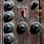 <i class="fa-regular fa-image orange1"></i> Detalhe de porta da Igreja de Santa Catarina de Siena (Granada, Espanha). / <em>Door detail of the Church of St. Catherine of Siena (Granada, Spain).</em> Edu Moreira - Portas e Janelas - Espanha, Granada, Igreja de Santa Catarina de Siena
