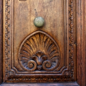 <i class="fa-regular fa-image orange1"></i> Detalhe de porta (Granada, Espanha). / <em>Door detail (Granada, Spain).</em> Edu Moreira - Portas e Janelas - Espanha, Granada