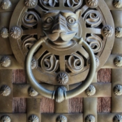 <i class="fa-regular fa-image orange1"></i> Detalhe de porta (Madri, Espanha). / <em>Door detail (Madrid, Spain).</em> Edu Moreira - Portas e Janelas - Espanha, Madri