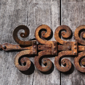 <i class="fa-regular fa-image orange1"></i> Detalhe de porta (Ronda, Málaga, Espanha). / <em>Door detail (Ronda, Málaga, Spain).</em> Edu Moreira - Portas e Janelas - Espanha, Málaga, Ronda