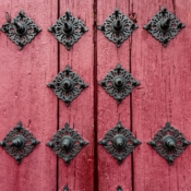 <i class="fa-regular fa-image orange1"></i> Detalhe de porta (Salamanca, Espanha). / <em>Door detail (Salamanca, Spain).</em> Edu Moreira - Portas e Janelas - Espanha, Salamanca