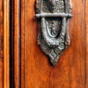 <i class="fa-regular fa-image orange1"></i> Detalhe de porta (Salamanca, Espanha). / <em>Door detail (Salamanca, Spain).</em> Edu Moreira - Espanha, Salamanca
