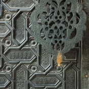 <i class="fa-regular fa-image orange1"></i> Detalhe de porta mourisca da Catedral de Sevilha (Sevilha, Espanha). / <em>Moorish door detail of the Cathedral of Seville (Seville, Spain).</em> Edu Moreira - Portas e Janelas - Espanha, Sevilha