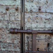 <i class="fa-regular fa-image orange1"></i> Detalhe de porta da Torre del Oro (Sevilha, Espanha). / <em>Door detail of the Torre del Oro (Seville, Spain).</em> Edu Moreira - Espanha, Sevilha