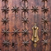 <i class="fa-regular fa-image orange1"></i> Detalhe de porta (Toledo, Espanha). / <em>Door detail (Toledo, Spain).</em> Edu Moreira - Portas e Janelas - Espanha, Toledo