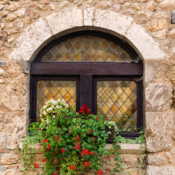 <i class="fa-regular fa-image orange1"></i> Janela (Pérouges, Ain, França). / <em>Window (Pérouges, Ain, France).</em> Edu Moreira - Portas e Janelas - França, Ain, Pérouges
