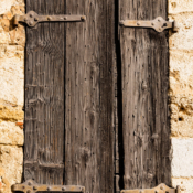 <i class="fa-regular fa-image orange1"></i> Janela (Pérouges, Ain, França). / <em>Window (Pérouges, Ain, France).</em> Edu Moreira - Portas e Janelas - França, Ain, Pérouges