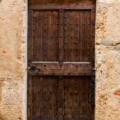 <i class="fa-regular fa-image orange1"></i> Porta (Pérouges, Ain, França). / <em>Door (Pérouges, Ain, France).</em> Edu Moreira - Portas e Janelas - França, Ain, Pérouges