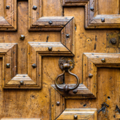 <i class="fa-regular fa-image orange1"></i> Detalhe de porta (Annecy, Alta Saboia, França). / <em>Door detail (Annecy, Haute-Savoie, France).</em> Edu Moreira - Portas e Janelas - França, Alta Saboia, Annecy