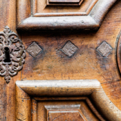 <i class="fa-regular fa-image orange1"></i> Detalhe de porta (Lyon, França). / <em>Door detail (Lyon, France).</em> Edu Moreira - Portas e Janelas - França, Lyon