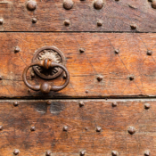 <i class="fa-regular fa-image orange1"></i> Detalhe de porta (Lyon, França). / <em>Door detail (Lyon, France).</em> Edu Moreira - França, Lyon