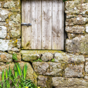 <i class="fa-regular fa-image orange1"></i> Janela de casa de fazenda (Cornwall, Inglaterra). / <em>Farm house window (Cornwall, England).</em> Edu Moreira - Portas e Janelas - Inglaterra, Cornwall