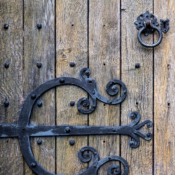 <i class="fa-regular fa-image orange1"></i> Detalhe de porta (Swindon, Wiltshire, Inglaterra). / <em>Door detail (Swindon, Wiltshire, England).</em> Edu Moreira - Portas e Janelas - Inglaterra, Wiltshire, Swindon