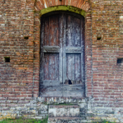 <i class="fa-regular fa-image orange1"></i> Porta (Toscana, Itália). / <em>Door (Tuscany, Italy).</em> Edu Moreira - Itália, Toscana