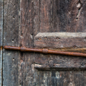 <i class="fa-regular fa-image orange1"></i> Detalhe de porta (Toscana, Itália). / <em>Door detail (Tuscany, Italy).</em> Edu Moreira - Portas e Janelas - Itália, Toscana