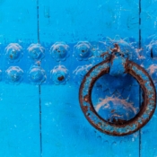 <i class="fa-regular fa-image orange1"></i> Detalhe de porta (Chefchaouen, Marrocos). / <em>Door detail (Chefchaouen, Morocco).</em> Edu Moreira - Marrocos, Chefchaouen