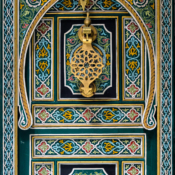 <i class="fa-regular fa-image orange1"></i> Detalhe de porta (Essaouira, Marrocos). / <em>Door detail (Essaouira, Morocco).</em> Edu Moreira - Portas e Janelas - Marrocos, Essaouira