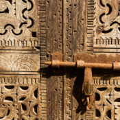 <i class="fa-regular fa-image orange1"></i> Detalhe de porta (Essaouira, Marrocos). / <em>Door detail (Essaouira, Morocco).</em> Edu Moreira - Marrocos, Essaouira