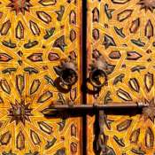 <i class="fa-regular fa-image orange1"></i> Detalhe de porta (Marrakech, Marrocos). / <em>Door detail (Marrakech, Morocco).</em> Edu Moreira - Portas e Janelas - Marrocos, Marrakech