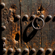 <i class="fa-regular fa-image orange1"></i> Detalhe de porta (Marrakech, Marrocos). / <em>Door detail (Marrakech, Morocco).</em> Edu Moreira - Portas e Janelas - Marrocos, Marrakech