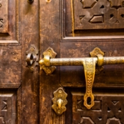 <i class="fa-regular fa-image orange1"></i> Detalhe de porta (Marrakech, Marrocos). / <em>Door detail (Marrakech, Morocco).</em> Edu Moreira - Portas e Janelas - Marrocos, Marrakech