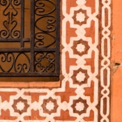 <i class="fa-regular fa-image orange1"></i> Detalhe de janela (Marrakech, Marrocos). / <em>Window detail (Marrakech, Morocco).</em> Edu Moreira - Portas e Janelas - Marrocos, Marrakech