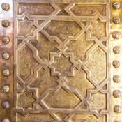 <i class="fa-regular fa-image orange1"></i> Detalhe de porta (Marrakech, Marrocos). / <em>Door detail (Marrakech, Morocco).</em> Edu Moreira - Portas e Janelas - Marrocos, Marrakech