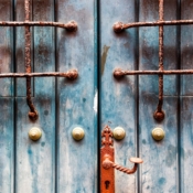 <i class="fa-regular fa-image orange1"></i> Detalhe de porta (San Juan, Porto Rico). / <em>Door detail (San Juan, Puerto Rico).</em> Edu Moreira - Portas e Janelas - Porto Rico, San Juan