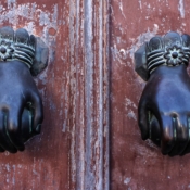 <i class="fa-regular fa-image orange1"></i> Detalhe de porta (Barcelos, Braga, Portugal). / <em>Door detail (Barcelos, Braga, Portugal).</em> Edu Moreira - Portugal, Braga, Barcelos