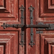 <i class="fa-regular fa-image orange1"></i> Detalhe de porta de edifício perto da igreja Sé Velha de Coimbra (Coimbra, Portugal). / <em>Door detail of building near church Old Cathedral of Coimbra (Coimbra, Portugal).</em> Edu Moreira - Portas e Janelas - Portugal, Coimbra