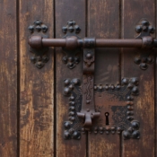 <i class="fa-regular fa-image orange1"></i> Detalhe de porta (Leiria, Portugal). / <em>Door detail (Leiria, Portugal).</em> Edu Moreira - Portas e Janelas - Portugal, Leiria