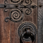 <i class="fa-regular fa-image orange1"></i> Detalhe de porta da Catedral da Sé (Lisboa, Portugal). / <em>Door detail of Sé Cathedral (Lisbon, Portugal).</em> Edu Moreira - Portas e Janelas - Portugal, Lisboa