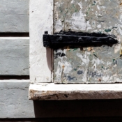 <i class="fa-regular fa-image orange1"></i> Detalhe de janela (Saint Thomas, Ilhas Virgens Americanas). / <em>Window detail (Saint Thomas, United States Virgin Islands).</em> Edu Moreira - Ilhas Virgens Americanas, Saint Thomas