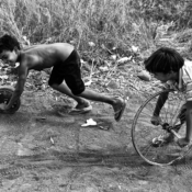 <i class="fa-regular fa-image orange1"></i> Brincando de corrida, aldeia Cachoeira, São João das Missões, MG. / <em>Playing race, Cachoeira indigenous village, Sao Joao das Missoes, Minas Gerais.</em> Edu Moreira - Xacriabás