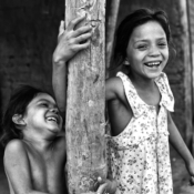 <i class="fa-regular fa-image orange1"></i> Filhas de Marcilene, aldeia Cachoeira, São João das Missões, MG. / <em>Marcilene's daughters, Cachoeira indigenous village, Sao Joao das Missoes, Minas Gerais.</em> Edu Moreira - Povos Tradicionais do Cerrado