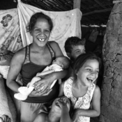 <i class="fa-regular fa-image orange1"></i> Marcilene e quatro de seus filhos, aldeia Cachoeira, São João das Missões, MG. / <em>Marcilene and four of her kids, Cachoeira indigenous village, Sao Joao das Missoes, Minas Gerais.</em> Edu Moreira - Xacriabás
